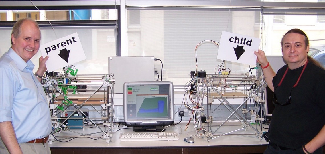 Адриан Боуер (слева) и Вик Оливер (справа) рядом с устройством RepRap и его первой копией, все пластиковые части которой напечатаны на родительском устройстве. Предполагается, что в будущем RepRap сможет печатать также металлические, керамические, цементные и даже съедобные детали, а также будет оснащён бормашиной, лазером, паяльником и роботизированным манипулятором.